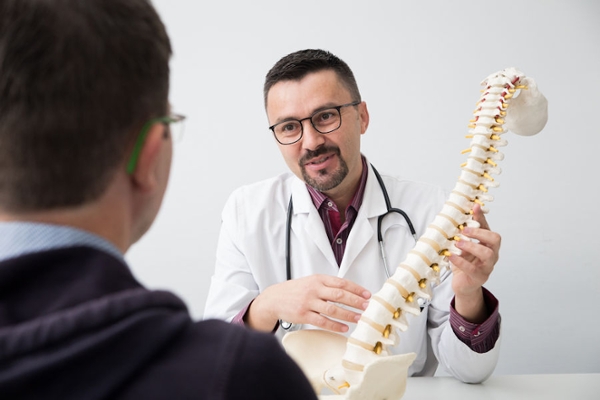 Arzt mit Wirbelsäule Arzt mit Wirbelsäule