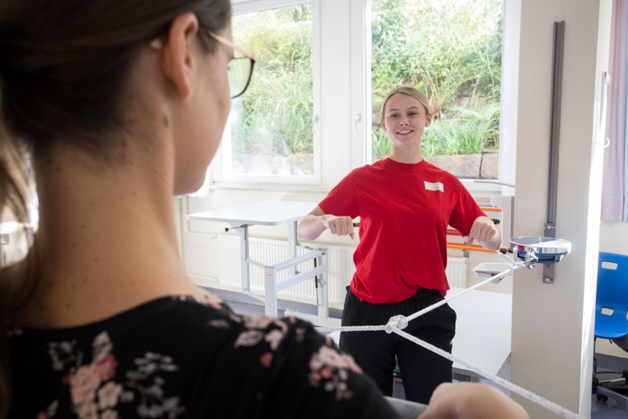 Zwei Frauen bei der Testung von Zugkraft Zwei Frauen bei der Testung von Zugkraft