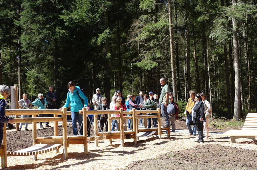 Menschen auf einem Motorikparcours Menschen auf einem Motorikparcours