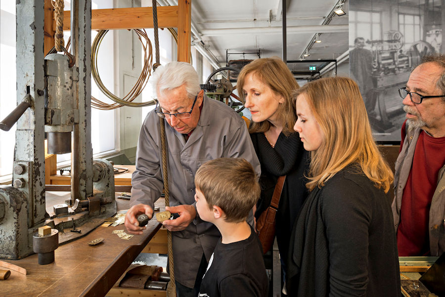 Vorführung des Fallwerks in der Schmuckabteilung des Technischen Museums TMP Vorführung des Fallwerks in der Schmuckabteilung des Technischen Museums TMP