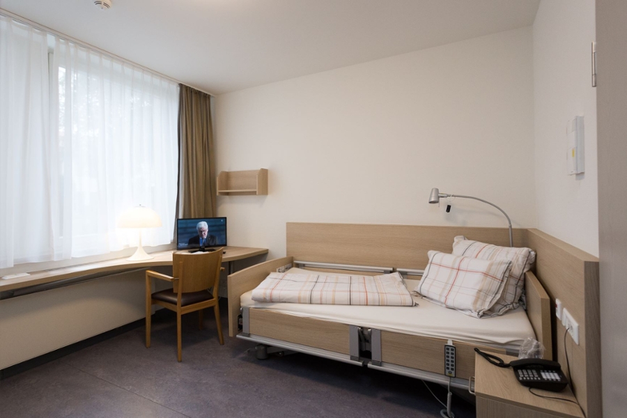 Elektrisch verstellbares Bett im Einzelzimmer  Elektrisch verstellbares Bett im Einzelzimmer
